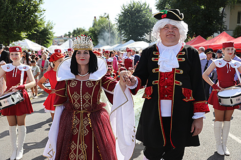 Cherry Festival in Glubokoye: a theatrical procession