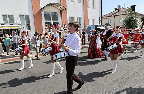 Cherry Festival in Glubokoye: a theatrical procession