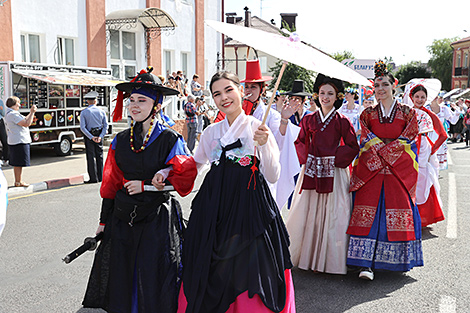Cherry Festival in Glubokoye: a theatrical procession