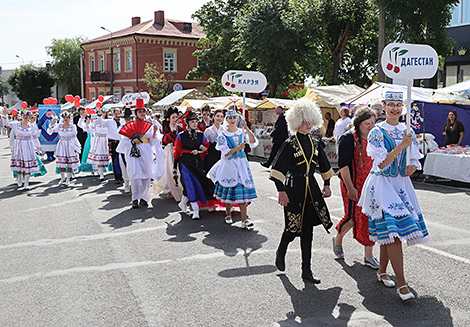 Cherry Festival in Glubokoye: a theatrical procession
