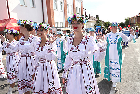 Cherry Festival in Glubokoye: a theatrical procession