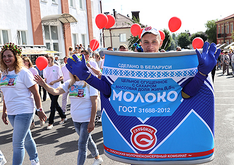 Cherry Festival in Glubokoye: a theatrical procession