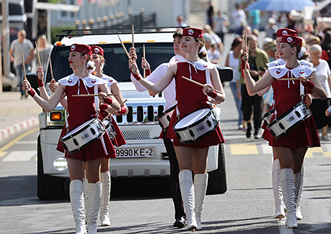 Cherry Festival in Glubokoye: a theatrical procession