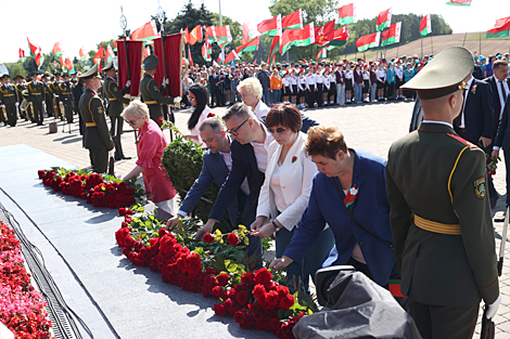 Цырымонія ўскладання вянка і кветак у мемарыяльным комплексе 