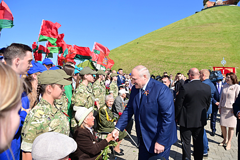 Аляксандр Лукашэнка паразмаўляў з ветэранамі і моладдзю