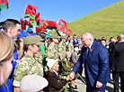 Аляксандр Лукашэнка паразмаўляў з ветэранамі і моладдзю
