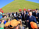 Аляксандр Лукашэнка паразмаўляў з ветэранамі і моладдзю