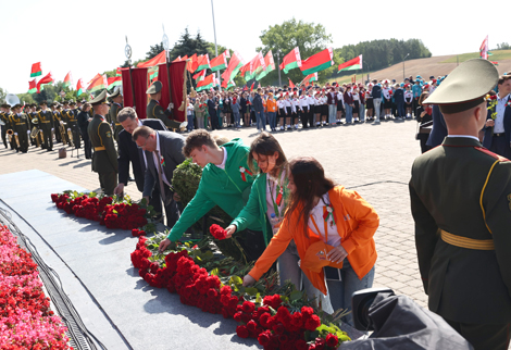 Цырымонія ўскладання вянка і кветак у мемарыяльным комплексе 