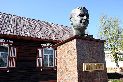 Бюст Ивана Мележа возле дома-музея в агрогородке Глинище