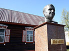 The bust of Ivan Melezh near the museum in Glinishche