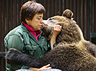维捷布斯克动物园园长伊琳娜·奥尔洛娃和一只熊
