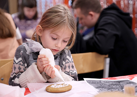 Minsk diplomatic spouses club hosts Christmas charity fair
