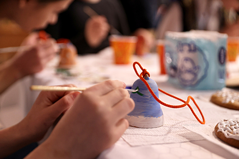Minsk diplomatic spouses club hosts Christmas charity fair