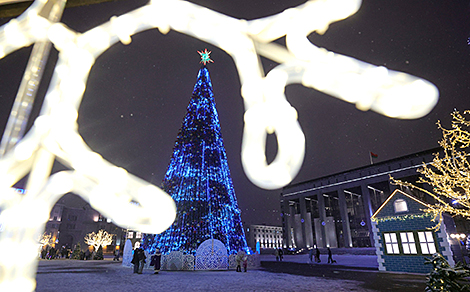 Belarus’ National New Year Tree in Oktyarskaya Square in Minsk 