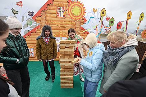 Масленичные гуляния у столичного Дворца спорта