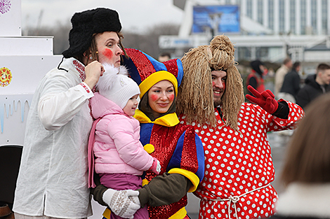 Скоморохи и коробейники на площадке у Дворца спорта
