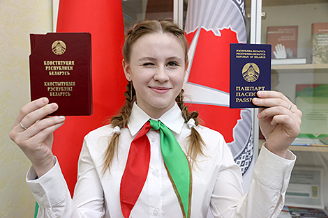 Юным белорусам торжественно вручили первые паспорта в ЦИК 