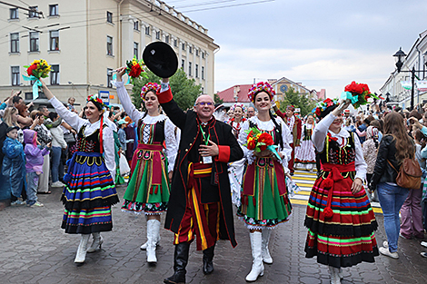 Каларытнае шэсце прадстаўнікоў 35 нацыянальнасцяў у Гродне 