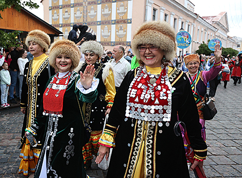 Каларытнае шэсце прадстаўнікоў 35 нацыянальнасцяў у Гродне 