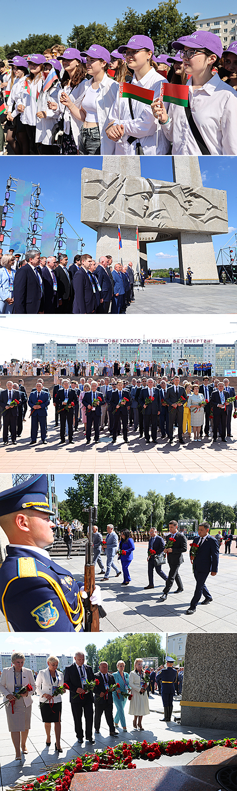 Удзельнікі XI Форума рэгіёнаў Беларусі і Расіі ўсклалі кветкі да мемарыяльнага комплексу ў Віцебску