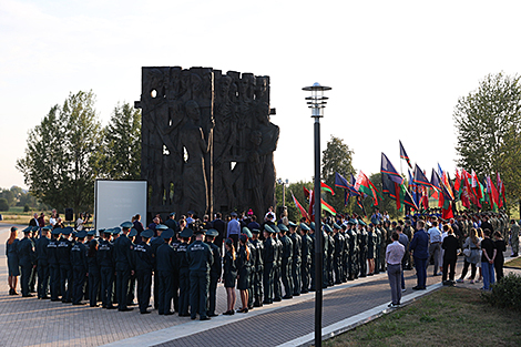 Жалобны мітынг і малітва ля манумента 