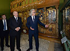 Александр Лукашенко знакомится с выставкой белорусских икон