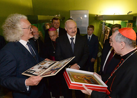 Alexander Lukashenko and Cardinal Secretary of State Pietro Parolin visit the exhibition of Belarusian icons of the 17th-21st centuries in the museum of the Vatican