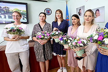Спявак Аляксандр Панаётаў павіншаваў мам у 6-м раддоме Мінска з надыходзячым святам
