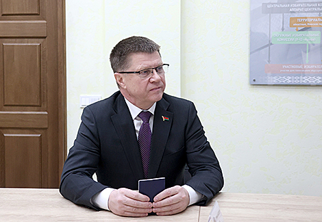 Старшыня Федэрацыі прафсаюзаў Беларусі Юрый Сянько ў час падачы дакументаў