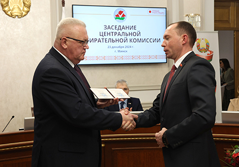 Уручэнне пасведчання кандыдата ў Прэзідэнты Беларусі Сяргею Сыранкову