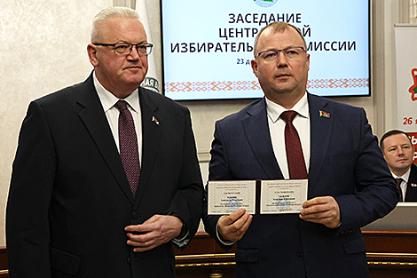 Уручэнне пасведчання кандыдата ў Прэзідэнты Беларусі Аляксандру Хіжняку