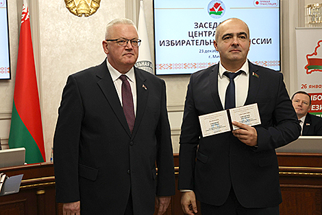 Уручэнне пасведчання кандыдата ў Прэзідэнты Беларусі Алегу Гайдукевічу