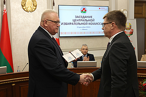 Уручэнне пасведчання кандыдата ў Прэзідэнты Беларусі афіцыйнаму прадстаўніку Аляксандра Лукашэнкі Юрыю Сянько