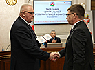 Уручэнне пасведчання кандыдата ў Прэзідэнты Беларусі афіцыйнаму прадстаўніку Аляксандра Лукашэнкі Юрыю Сянько