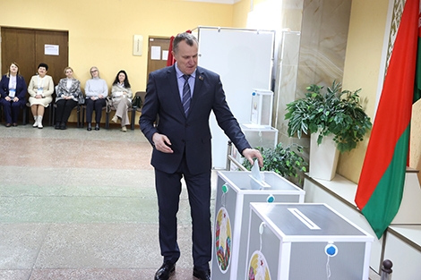 Старшыня Магілёўскага аблвыканкама Анатоль Ісачанка падчас галасавання на выбарчым участку №56 Ленінскага раёна Магілёва