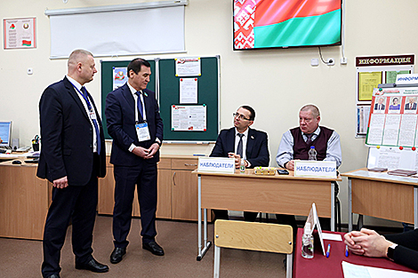 Міжнародныя наглядальнікі (Рэспубліка Казахстан) у час наведвання выбарчага ўчастка №61 г. Мінска
