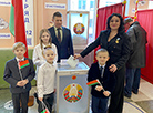 Шматдзетная сям'я Ямных падчас галасавання на выбарчым участку ў сярэдняй школе №143 Мінска