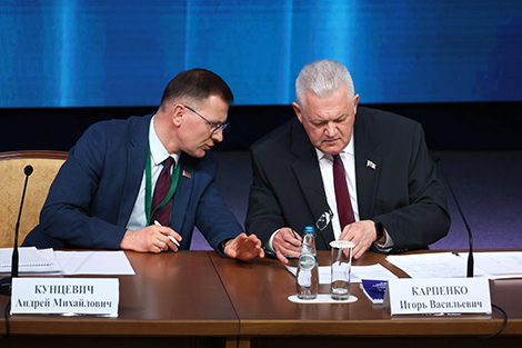 Кіраўнік Інфармацыйнага цэнтра ЦВК, першы намеснік міністра інфармацыі Андрэй Кунцэвіч і старшыня Цэнтральнай выбарчай камісіі Ігар Карпенка