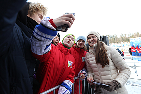 Четырехкратная олимпийская чемпионка Дарья Домрачева во время автограф-сессии