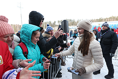 Четырехкратная олимпийская чемпионка Дарья Домрачева во время автограф-сессии