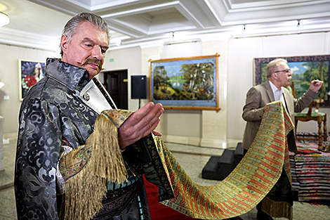 Workshop in wearing Slutsk belts