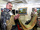 Workshop in wearing Slutsk belts