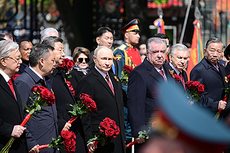 Во время возложения цветов к Могиле Неизвестного Солдата