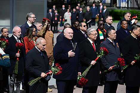 Во время возложения цветов к Могиле Неизвестного Солдата