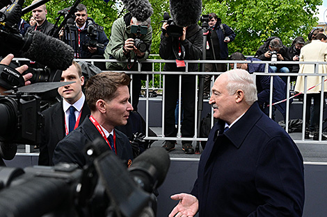 Президент Беларуси Александр Лукашенко во время общения с журналистами