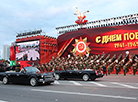 在 “明斯克-英雄城 ”石碑前举行纪念伟大胜利 80 周年阅兵式