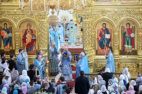 Божественная литургия в Успенском соборе Жировичской обители