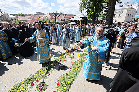 Крестный ход с акафистом Божией Матери к Явленской церкви