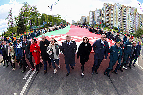Шэсце з самым вялікім Дзяржаўным сцягам Рэспублікі Беларусь
