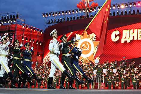 军事在“明斯克—英雄之城”纪念碑前举行的胜利80周年阅兵式